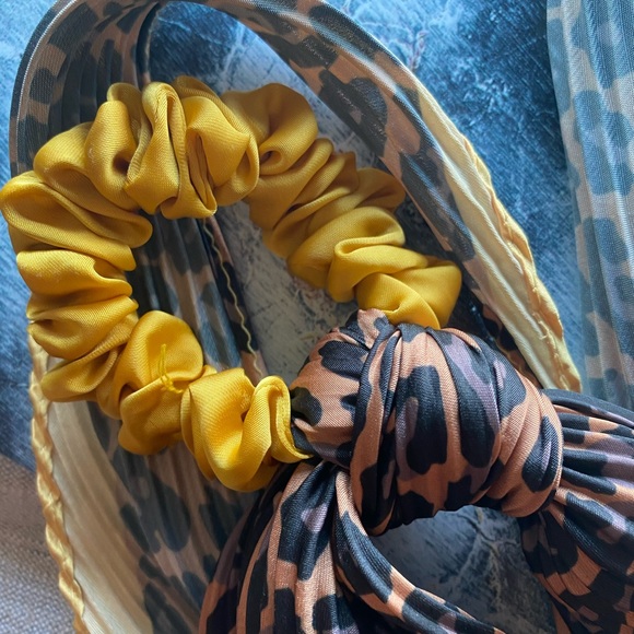 Cheetah Print Scrunchie🖤🧡🖤 - Picture 2 of 3
